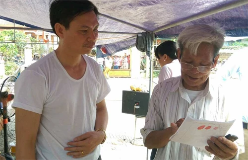 Biên bản bàn giao ông Cảnh được đọc công khai trong thôn. Nguồn: Vnexpress. nguoi-dan-my-duc-tha-truong-ban-tuyen-giao-huyen-uy