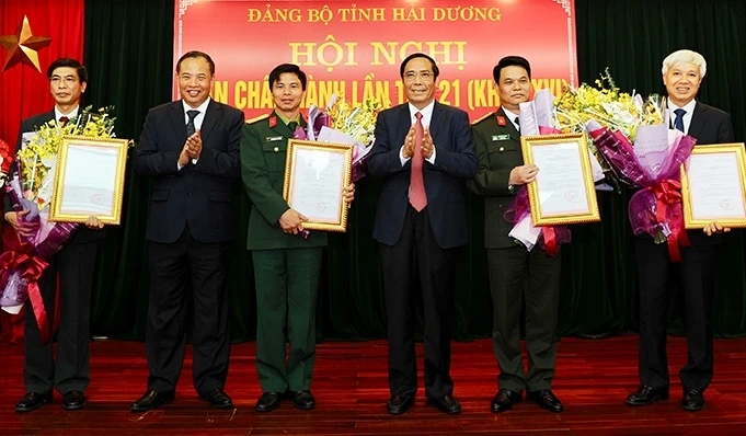 Phó Trưởng Ban Thường trực Ban Tổ chức Trung ương Nguyễn Thanh Bình, Bí thư Tỉnh ủy Hải Dương Nguyễn Mạnh Hiển trao quyết định và chúc mừng các đồng chí tân Ủy viên Ban Thường vụ Tỉnh ủy Hải Dương.