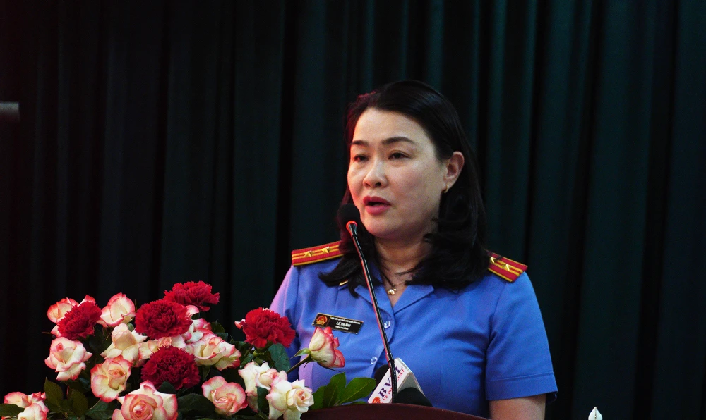 Bà Lê Thị Mai, Viện trưởng VKSND quận Bình Tân, phát biểu tại hội nghị. Ảnh: Hữu Đăng