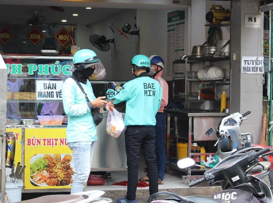 Cần sớm chích vaccine ngừa COVID-19 cho các shipper ảnh 1