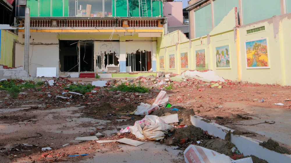 Người dân gần đó cho biết nơi đây Trung tâm C từng hoạt động nhưng sau đó đã dời đi đâu không rõ. Ảnh: MINH THUẬN Người dân gần đó cho biết nơi đây Trung tâm C từng hoạt động nhưng sau đó đã dời đi đâu không rõ. Ảnh: MINH THUẬN