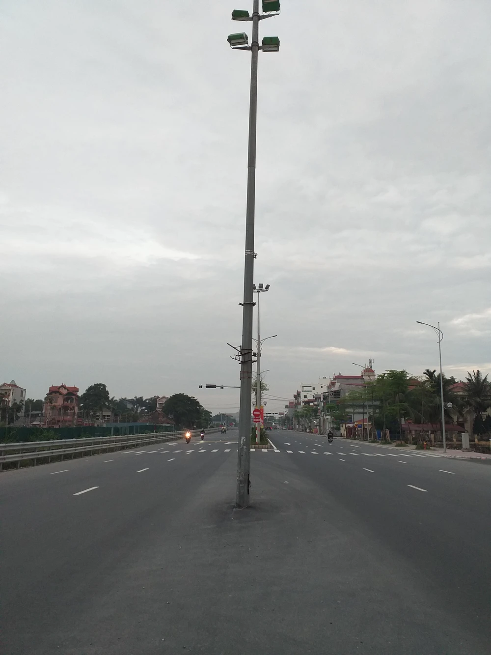 Cần sơn phản quang cột đèn này để người đi đường có thể quan sát nhận biết được vật cản từ xa