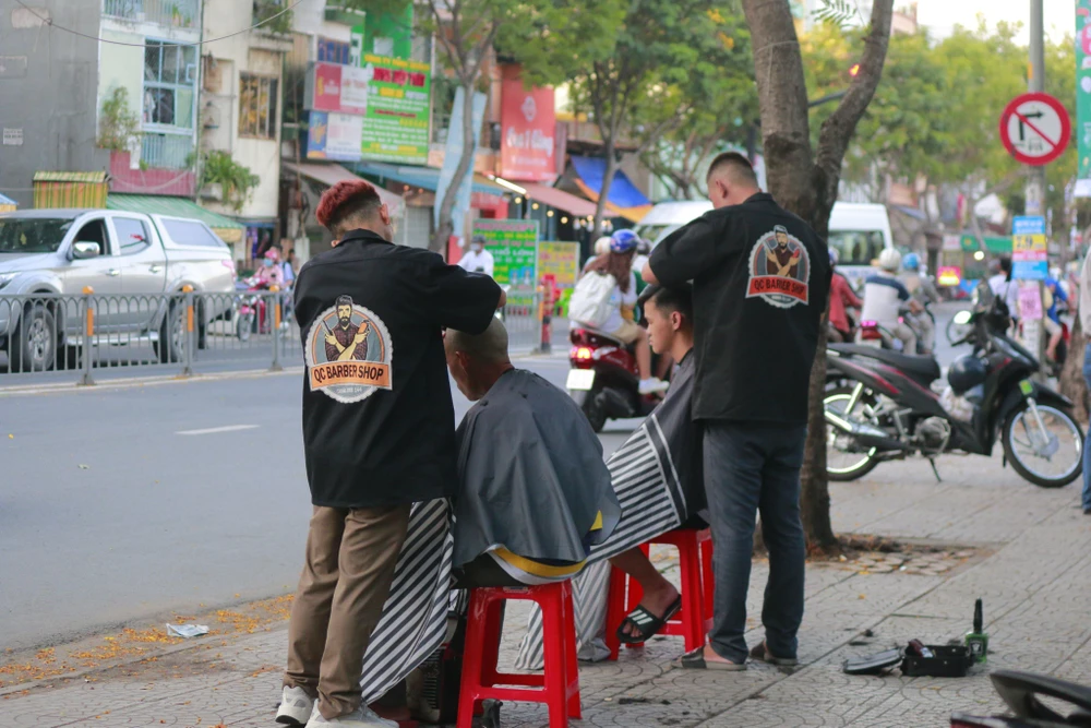 Đa phần người đến cắt tóc là những người lao động tự do và con cái của họ. Ảnh: MINH THUẬN