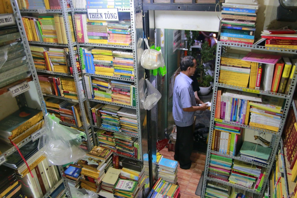 Tiệm sách miễn phí của ông Cần tại số 21 đường Nguyễn Hữu Cảnh, phường 19, quận Bình Thạnh, TP.HCM. Ảnh: MINH THUẬN