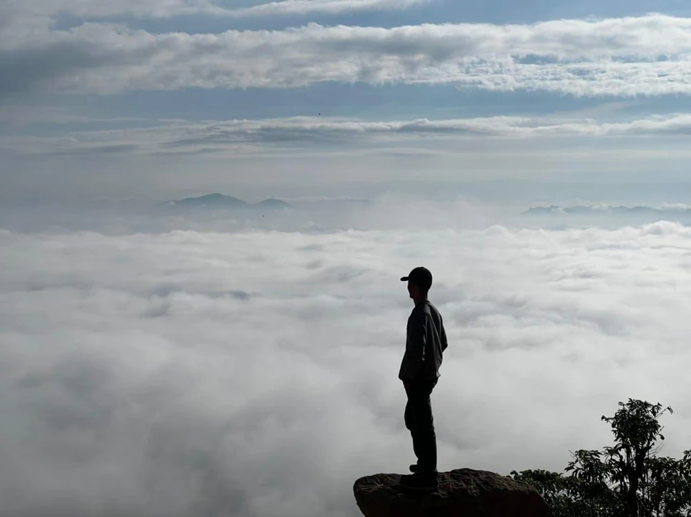 Đến các điểm du lịch trong vùng gần nhà tôi ở Lâm Đồng cũng là một cách kích cầu cho du lịch địa phương. Ảnh: Một du khách đang ngắm mây tại Homestay Ga Mây, Lâm Đồng.