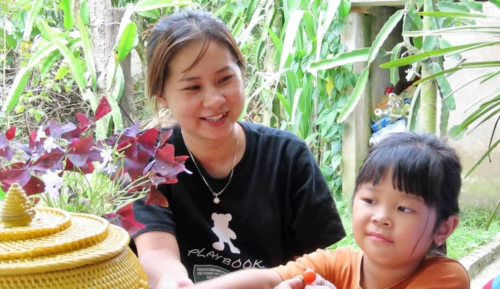 Sau thời gian dài chống dịch COVID-19 tại Khoa Nhiễm, Bệnh viện Đa khoa tỉnh Bình Dương, chị Hường chọn về quê nghỉ lễ bên người thân