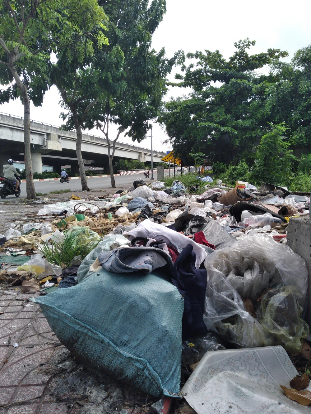Tại đầu cầu Bình Lợi, phường Hiệp Bình Chánh, TP Thủ Đức. Ảnh: THIÊN THẢO