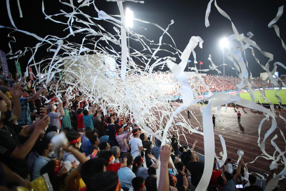 Hậu quả từ những 'cơn mưa giấy vệ sinh' để lại trên SVĐ khiến công nhân vệ sinh thêm phần vất vả. Ảnh: ANH ĐỒNG