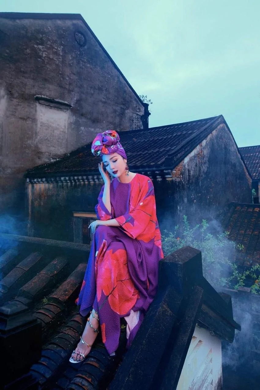 Tuần qua, TP Hội An đã yêu cầu gỡ bỏ hình ảnh hoa hậu Giáng My ngồi trên nóc một ngôi nhà cổ. Ảnh: Facebook Tuần qua, TP Hội An đã yêu cầu gỡ bỏ hình ảnh hoa hậu Giáng My ngồi trên nóc một ngôi nhà cổ. Ảnh: Facebook