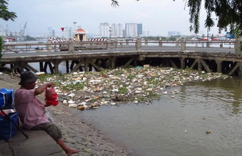 Hình ảnh rác nổi lềnh bềnh ở Công viên Bạch Đằng cách đây 6 năm. Ảnh: MINH THANH Hình ảnh rác nổi lềnh bềnh ở Công viên Bạch Đằng cách đây 6 năm. Ảnh: MINH THANH