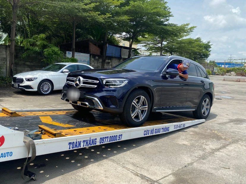 Một chiếc xe mới được chủ nhân đưa đến trạm đăng kiểm để kiểm định lần đầu trước khi lưu thông. Ảnh: LƯU ĐỨC