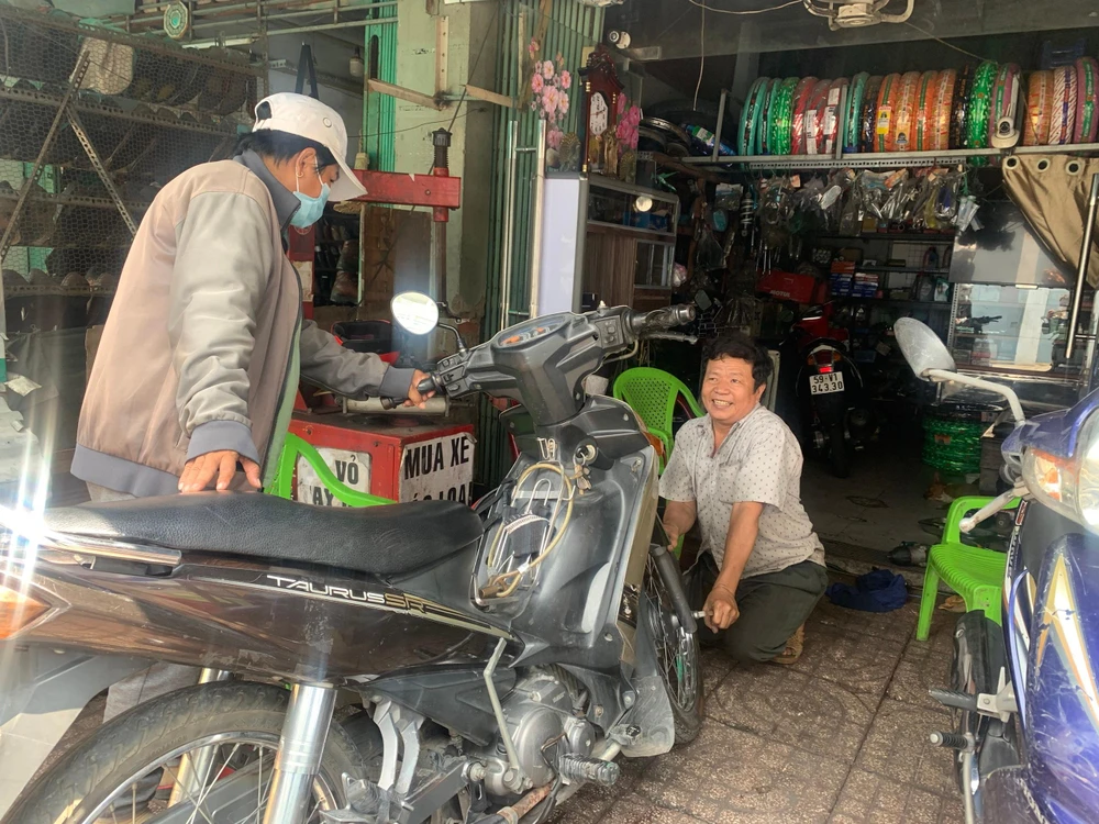 Ông Vinh đã sửa xe hơn 30 năm nay. Ảnh: YÊN MY