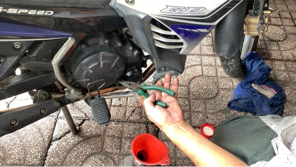 Đây là công việc chính để ông nuôi hai đứa con ăn học. Ảnh: YÊN MY