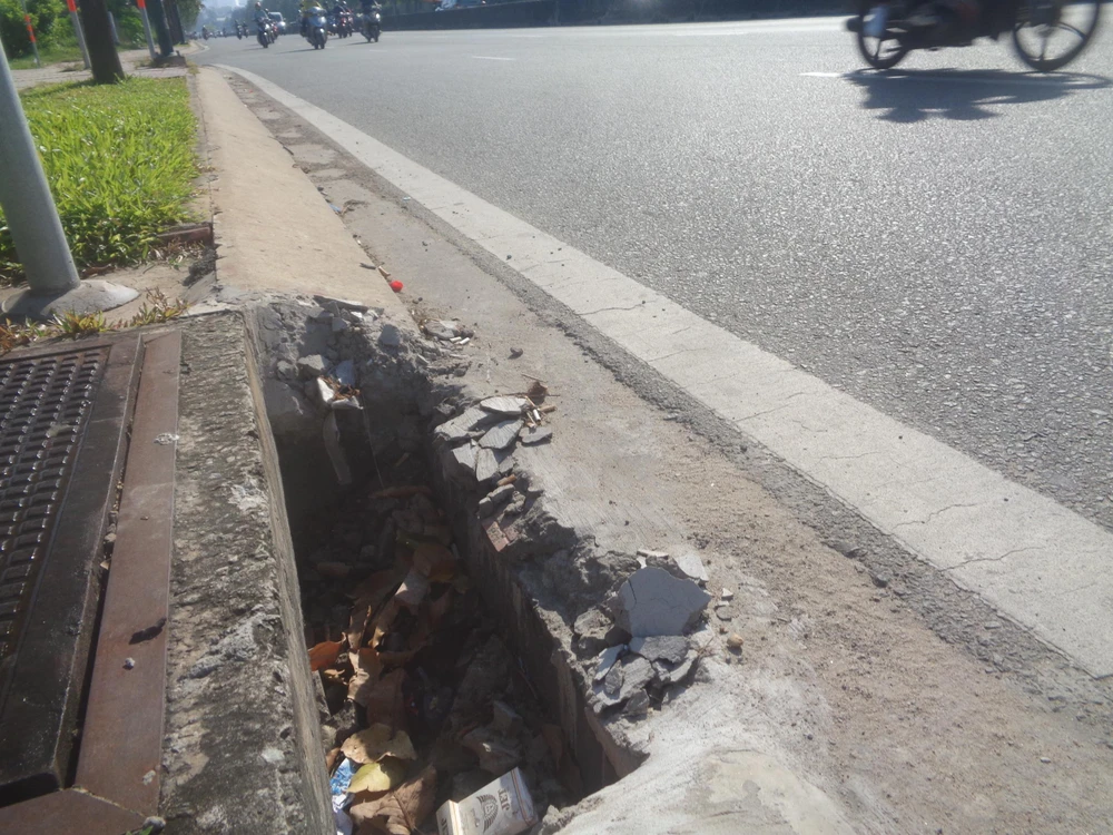 Có nắp chắn rác còn bị đục khối bê tông để gỡ đi