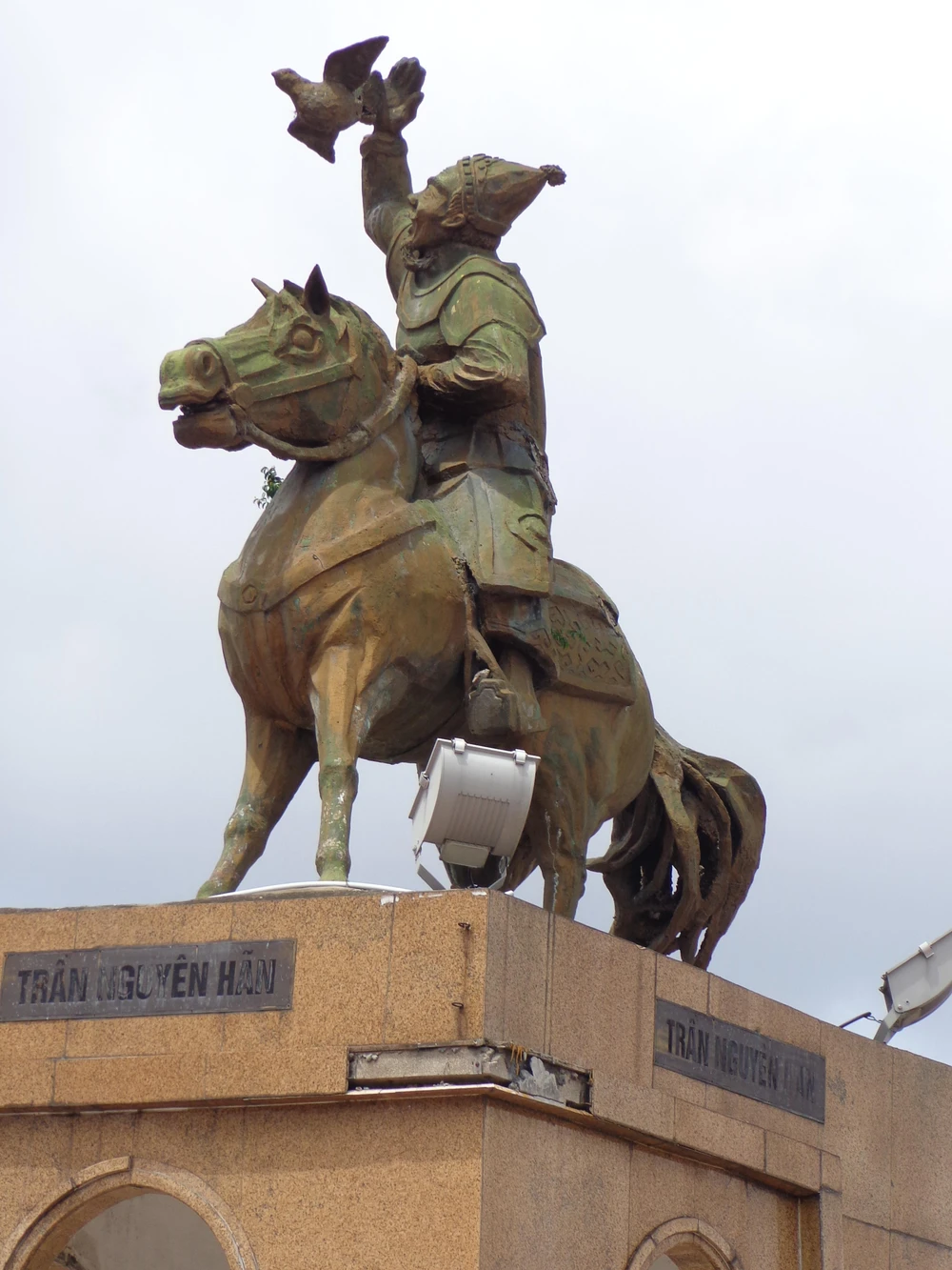 Đến khoảng năm 2013 một chân của tượng bị gãy, rơi xuống đường. Ảnh: LƯU ĐỨC