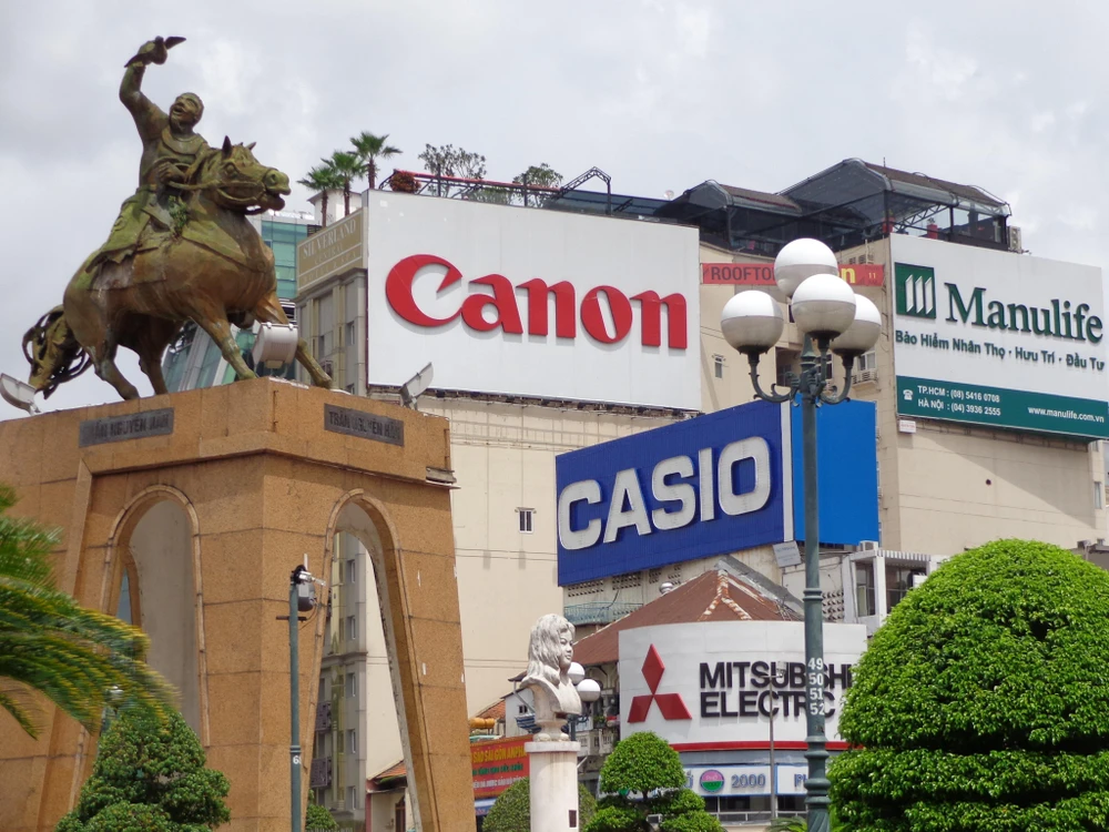 Nên nếu đưa tượng cũ về lại vị trí này thì e là không còn phù hợp với không gian có nhiều tòa nhà cao tầng tại đây. Đây là hình ảnh tượng bệ và tượng trước khi tháo dỡ, di dời năm 2014. Ảnh: LƯU ĐỨC