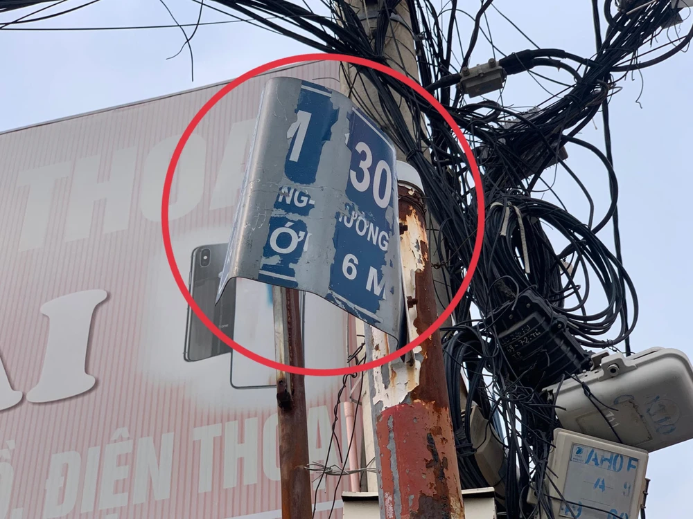 Biển báo không còn nhìn rõ, móp méo trên đường Quang Trung (phường 14, quận Gò Vấp). Ảnh: YÊN MY
