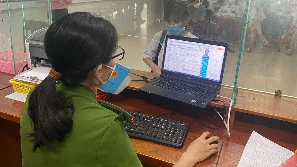 Công an quận Gò Vấp, TP.HCM đang thu nhận thông tin làm CCCD cho học sinh trên địa bàn. Ảnh: HỮU ĐĂNG