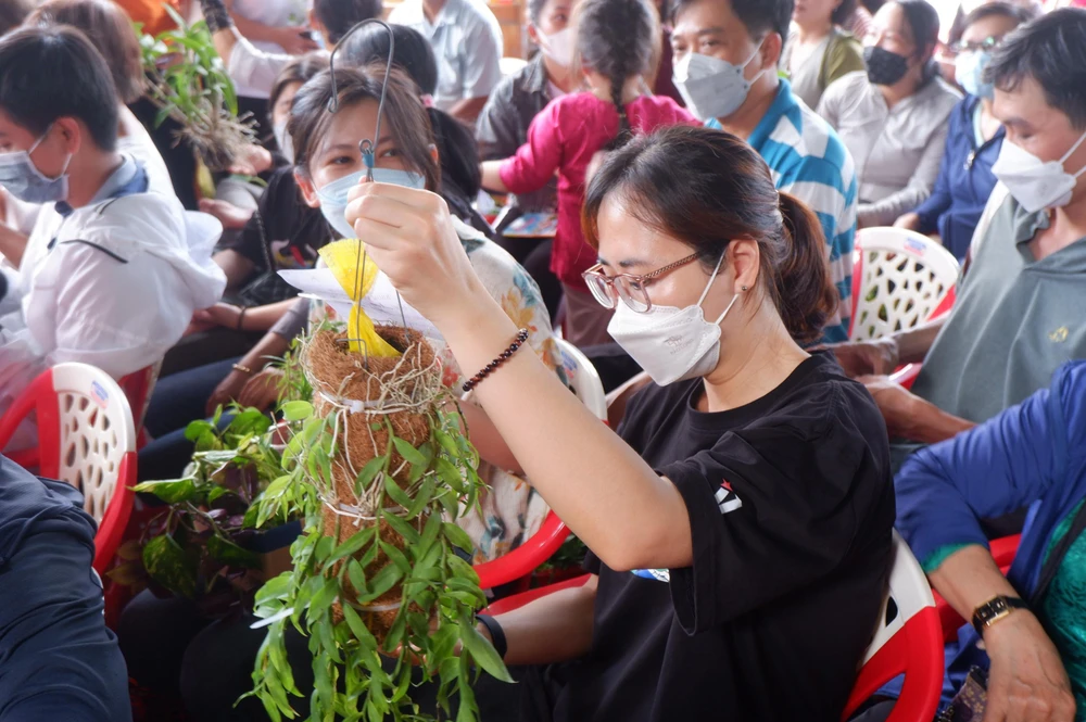 Các giống cây trong phiên chợ 0 đồng phong phú, có cả lan