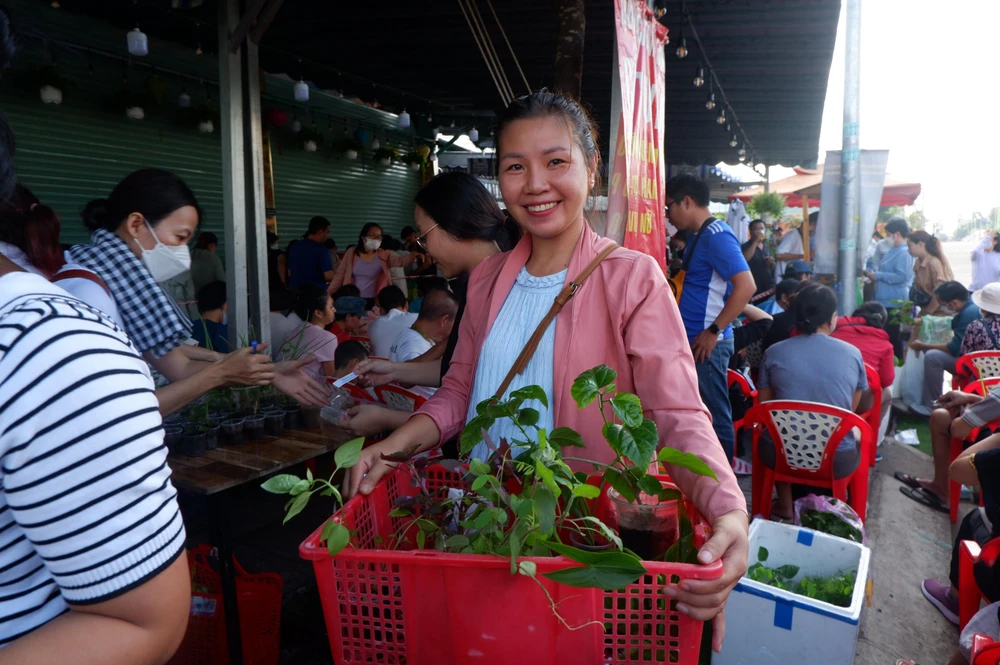 Sau hơn 15 phút đi chợ, chị Vũ Hà Yên (quận 12, TP.HCM) chọn được rất nhiều cây xanh đem về trồng.
