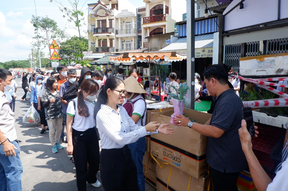 Phiên chợ cây xanh 0 đồng thu hút nhiều người vào dịp cuối tuần