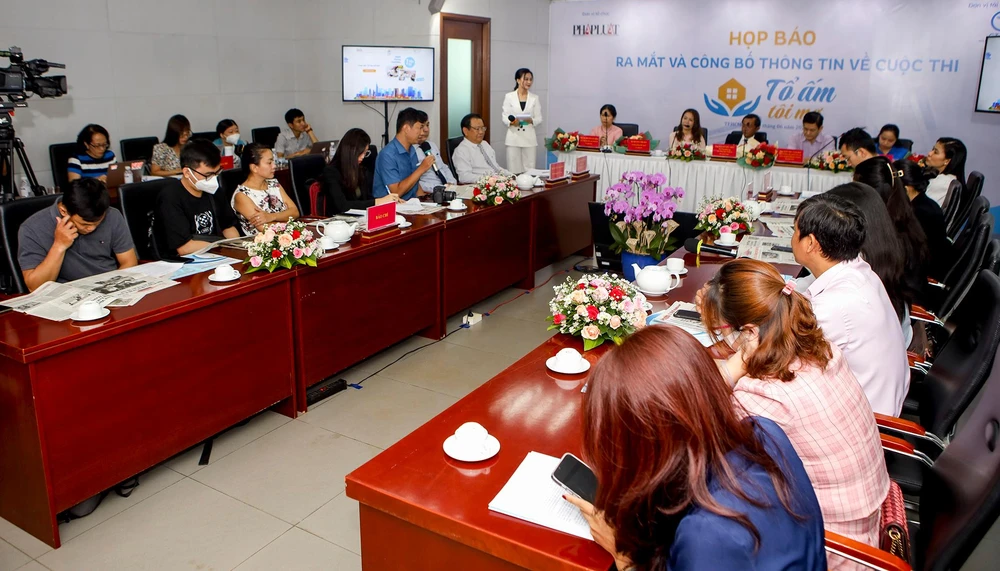 Buổi lễ ra mắt và công bố thông tin cuộc thi "Tổ ấm tôi mơ" nhận được nhiều câu hỏi từ bạn đọc và các cơ quan báo, đài. Ảnh: NGUYỆT NHI Buổi lễ ra mắt và công bố thông tin cuộc thi "Tổ ấm tôi mơ" nhận được nhiều câu hỏi từ bạn đọc và các cơ quan báo, đài. Ảnh: NGUYỆT NHI