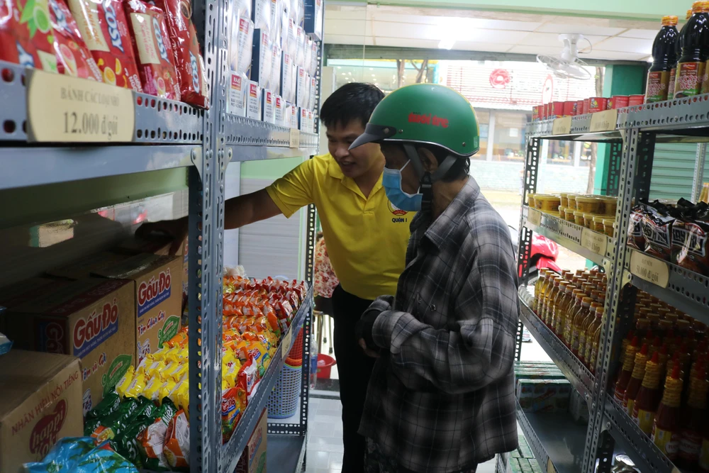 Giá của các sản phẩm đã được niêm yết nên người dân dễ dàng cân đo đong đếm khi mua hàng.