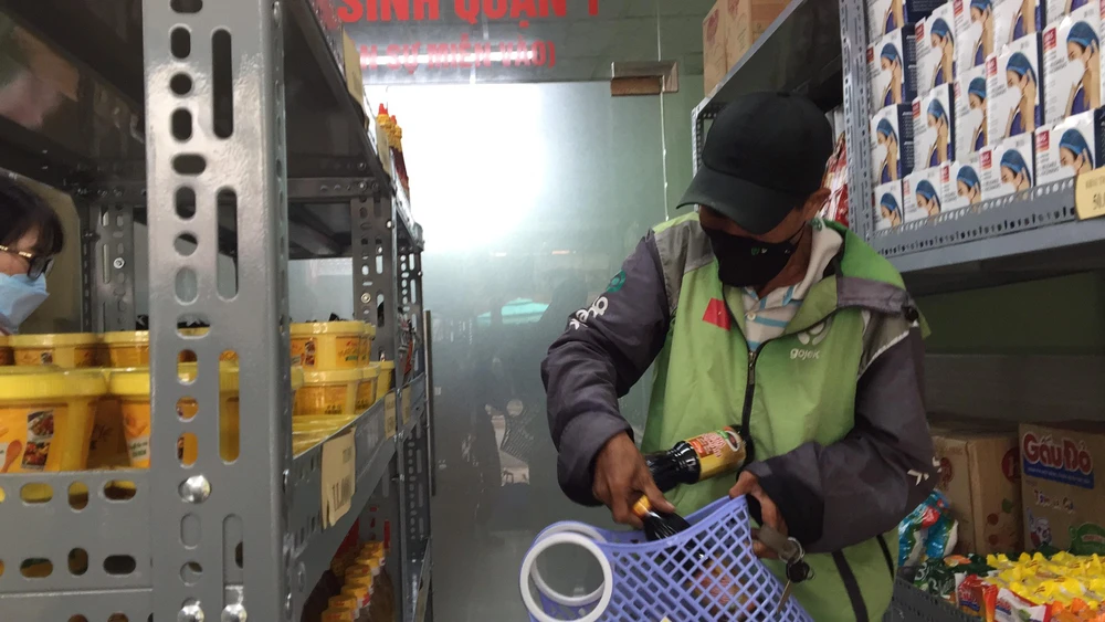 Tài xế chạy Grab có hoàn cảnh khó khăn được tặng phiếu cũng tranh thủ ghé cửa hàng nhận quà.