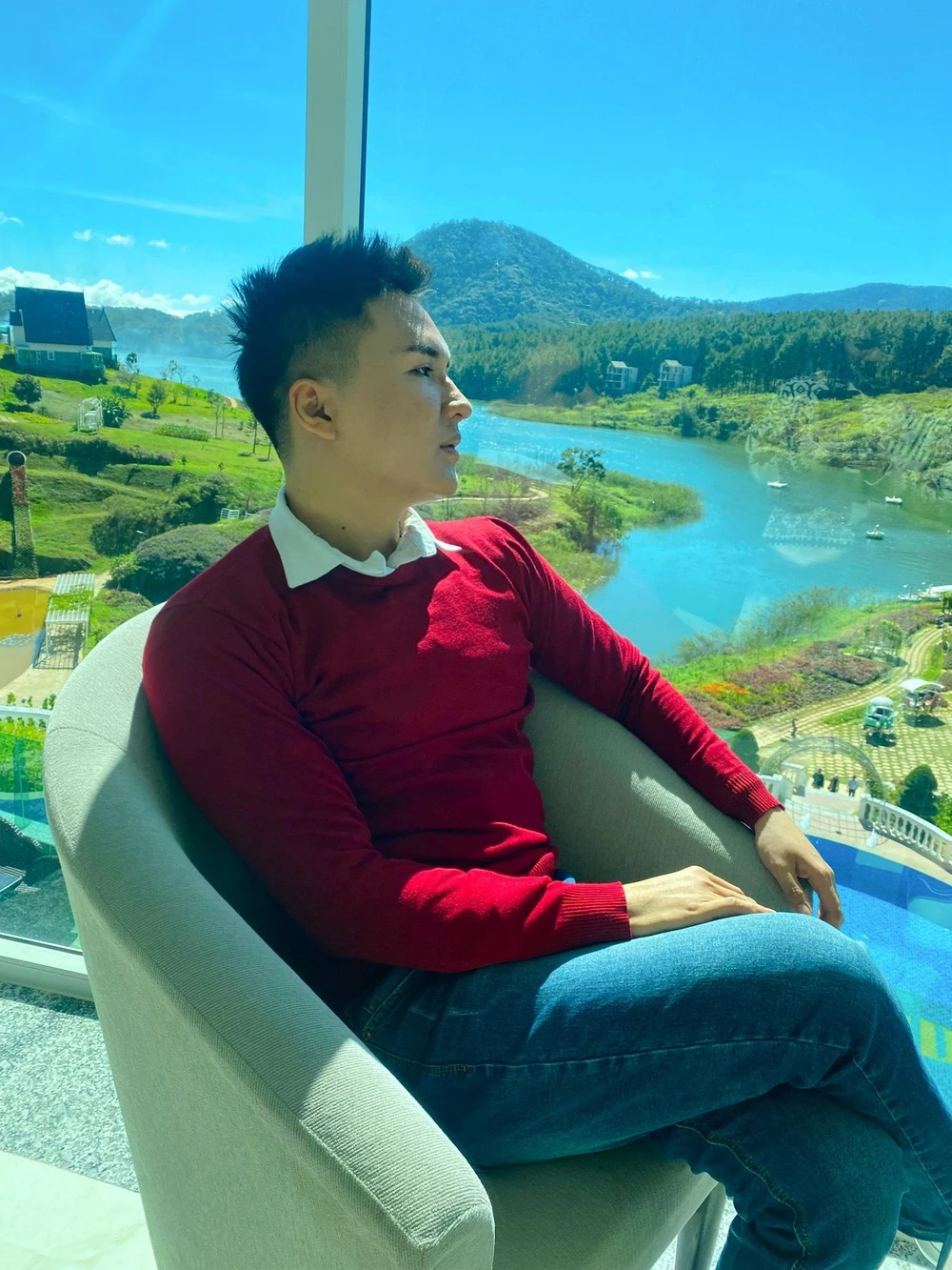 Tổ ấm mà tôi hướng tới là căn hộ của một chàng trai miền núi, với nét tính cách phóng khoáng, hiếu khách và cởi mở. Ảnh: Tác giả trong một chuyến công tác. Ảnh: NVCC