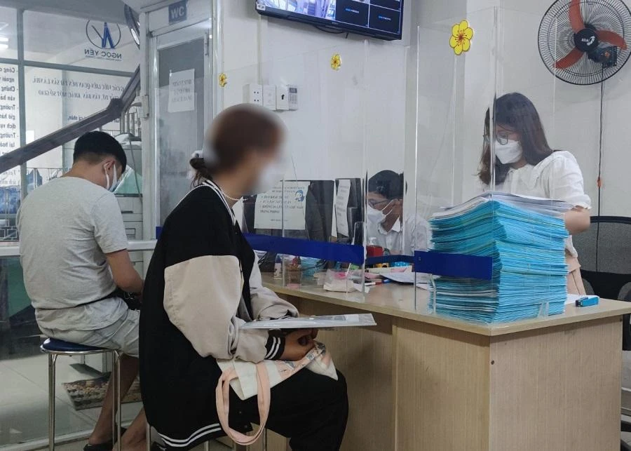 Người dân đến văn phòng công chứng thực hiện các thủ tục công chứng. Ảnh: NGUYỄN HIỀN