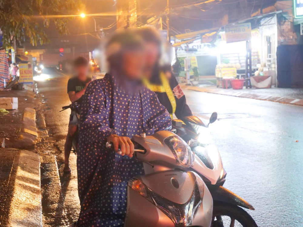 Hiện nay pháp luật chỉ quy định độ tuổi tối thiếu mà không giới hạn độ tuổi tối đa đối với người điều khiển xe gắn máy. Ảnh: HUỲNH THƠ Hiện nay pháp luật chỉ quy định độ tuổi tối thiếu mà không giới hạn độ tuổi tối đa đối với người điều khiển xe gắn máy. Ảnh: HUỲNH THƠ