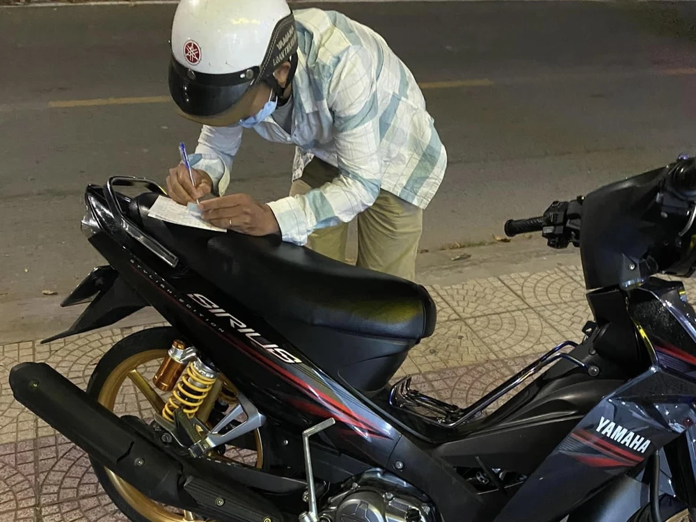 Dù là mua bán xe cũ thì người bán cũng cần chứng minh quyền sở hữu đối với tài sản của mình. Ảnh: HUỲNH THƠ