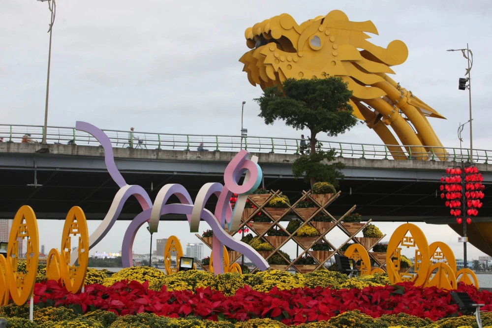 Linh vật mèo trang trí tại tiểu cảnh phía Đông Bắc đầu cầu Rồng trước đó Linh vật mèo trang trí tại tiểu cảnh phía Đông Bắc đầu cầu Rồng trước đó