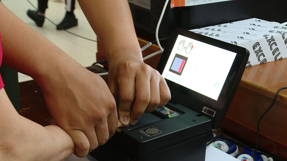 Người dân làm thủ tục cấp CCCD tại Công an quận Gò Vấp, TP.HCM. Ảnh: NGUYỄN TÂN