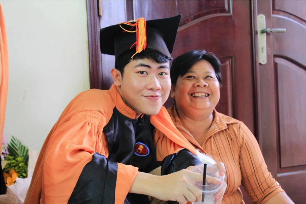 Tác giả và mẹ. Ảnh: NVCC Tác giả và mẹ. Ảnh: NVCC