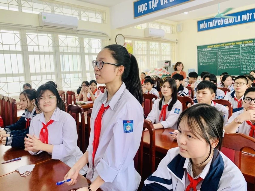 Học sinh Trường THCS Lương Yên đóng góp ý kiến về Luật Đất đai. Ảnh: Dân Việt