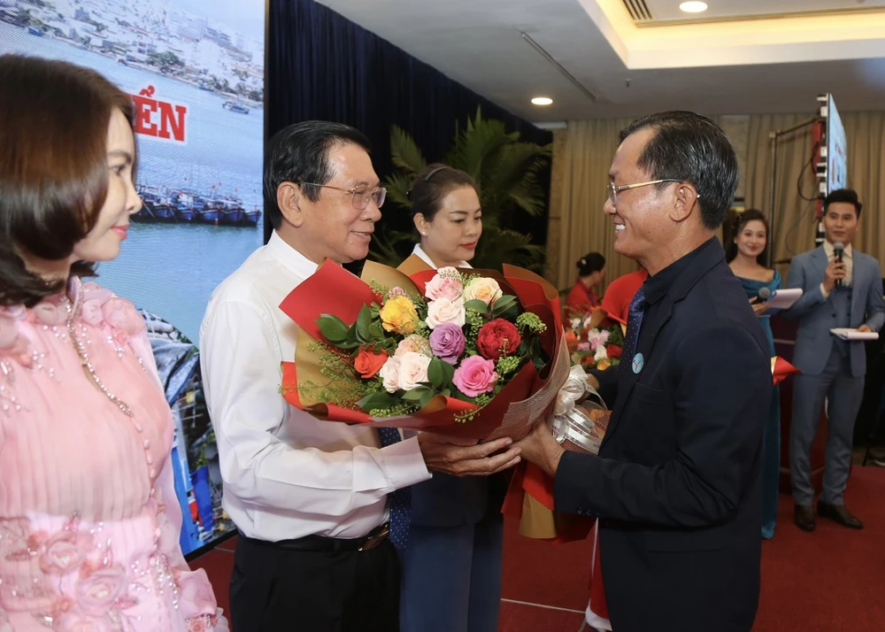 Phó Tổng biên tập Báo Pháp luật TP.HCM Nguyễn Đức Hiển tặng hoa cho nhà tài trợ chương trình. Ảnh: HOÀNG GIANG