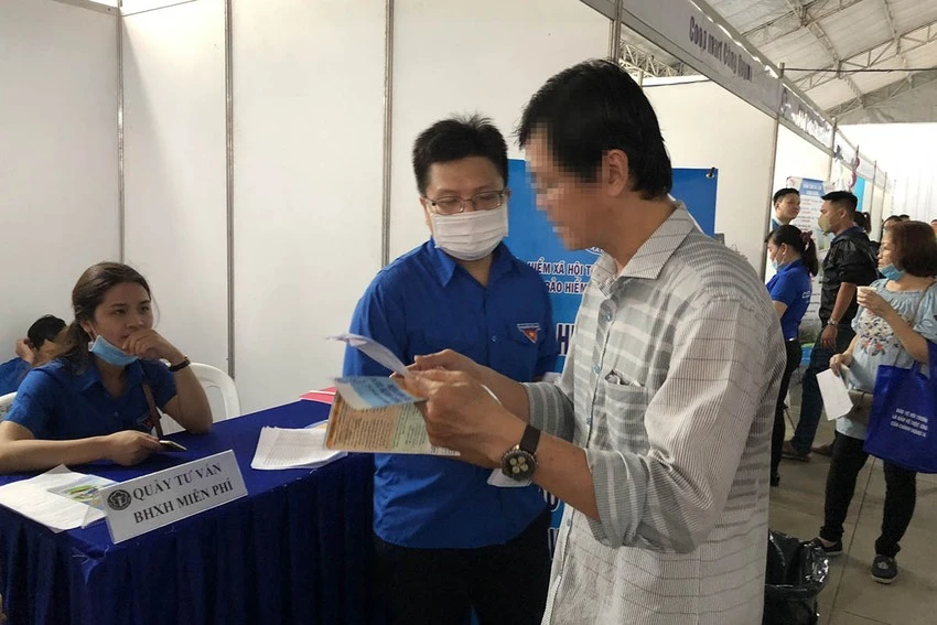 Người dân được nhân viên Bảo hiểm xã hội tư vấn tham gia BHXH tự nguyện. Ảnh: VÕ HÀ