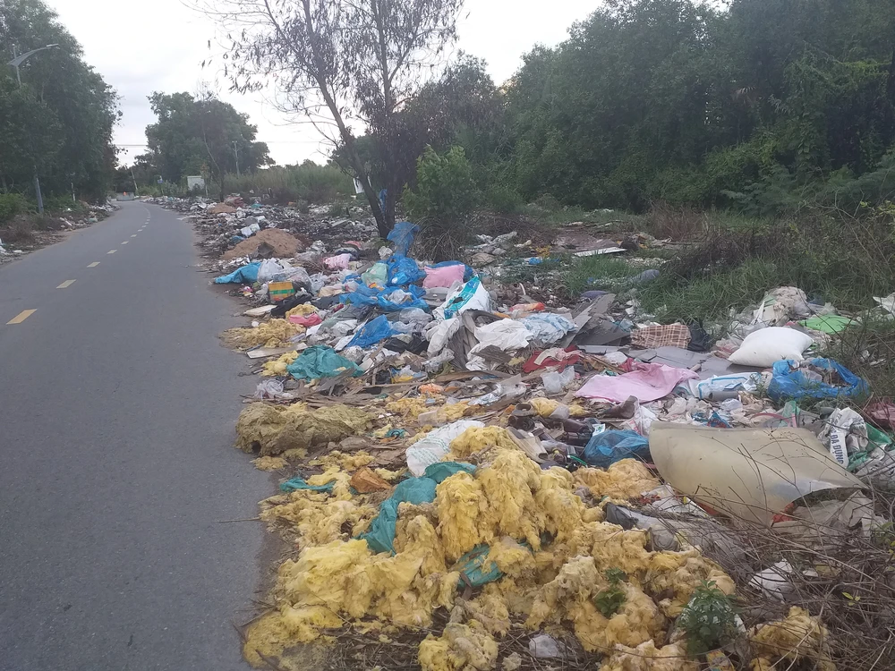 Rác ngập đường Cá Bắc (Đường D4 cũ, thuộc địa bàn phường Tăng Nhơn Phú A, TP Thủ Đức, TP. HCM) Rác ngập đường Cá Bắc (Đường D4 cũ, thuộc địa bàn phường Tăng Nhơn Phú A, TP Thủ Đức, TP. HCM)