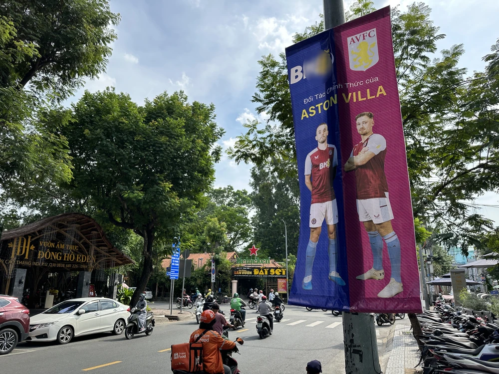 Các banner quảng cáo được gắn trên trụ đèn dọc đường Cao Thắng nối dài (chúng tôi đã che tên trang web cá cược trực tuyến). Ảnh: HUỲNH THƠ