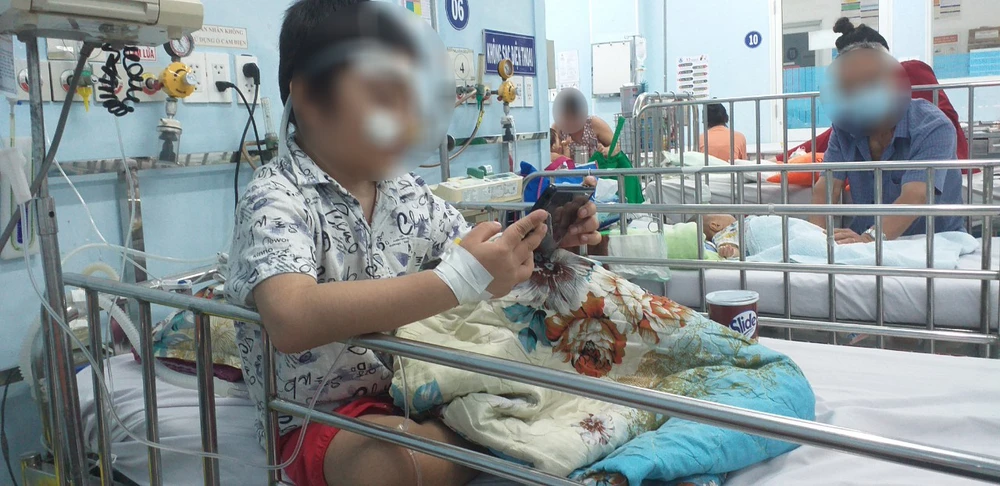 Con trai chị MMH đang phải nhập viện điều trị. Ảnh: PHẠM TUYÊN