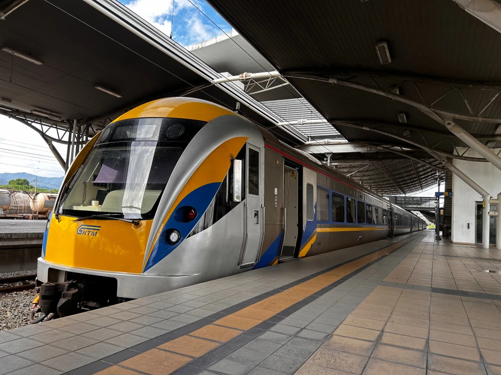 Một con tàu hiện đại ở Malaysia đang chờ khách tại sân ga Butterworth, chạy trên khổ đường 1 mét. Ảnh: NGỌC TRÂN