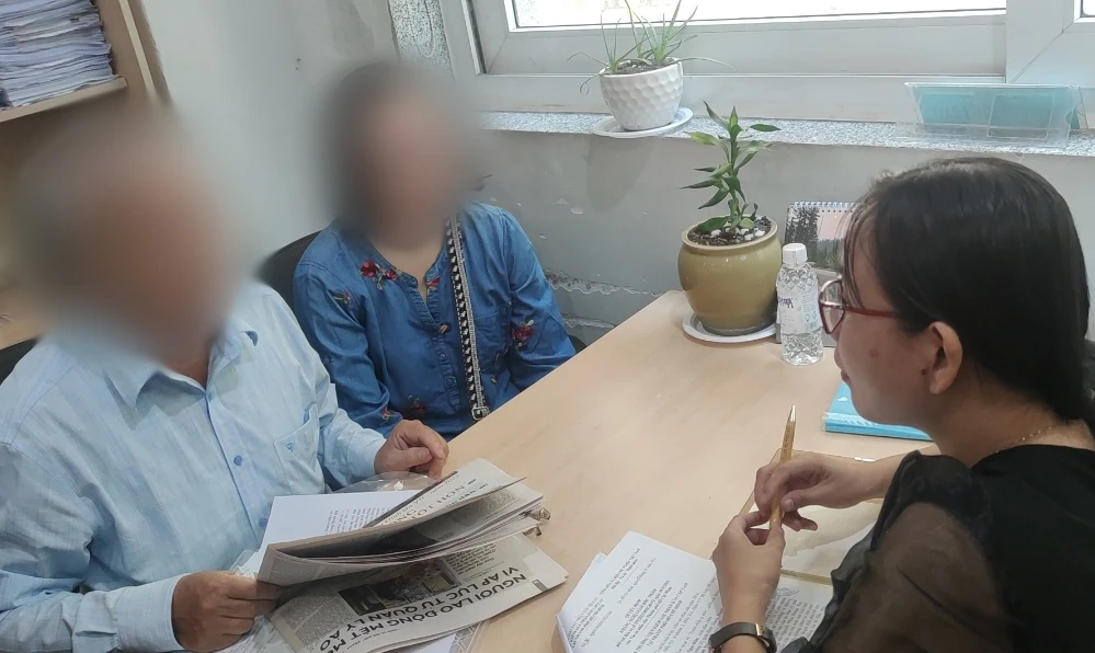 Phóng viên đang tiếp nhận thông tin của bạn đọc. Ảnh: VH