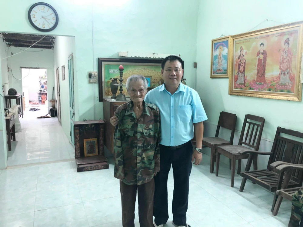 ong gia ban ve so quan com nu cuoi.jpg