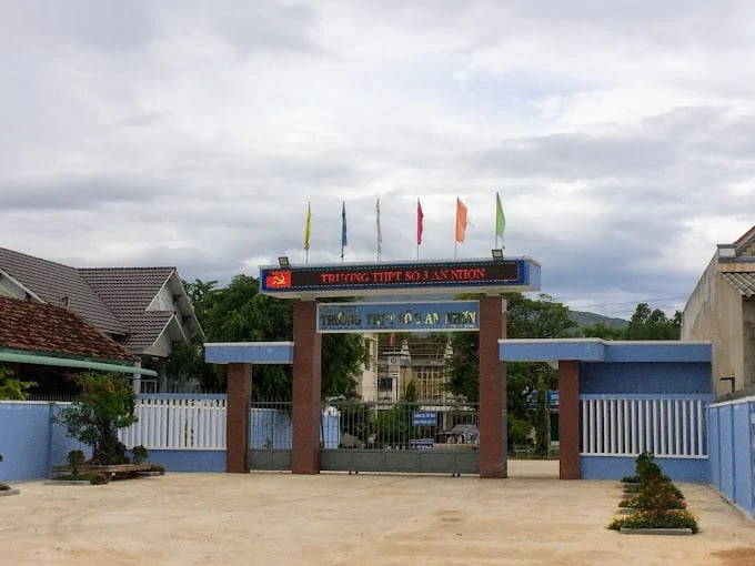 nam sinh lớp 10 bị đánh