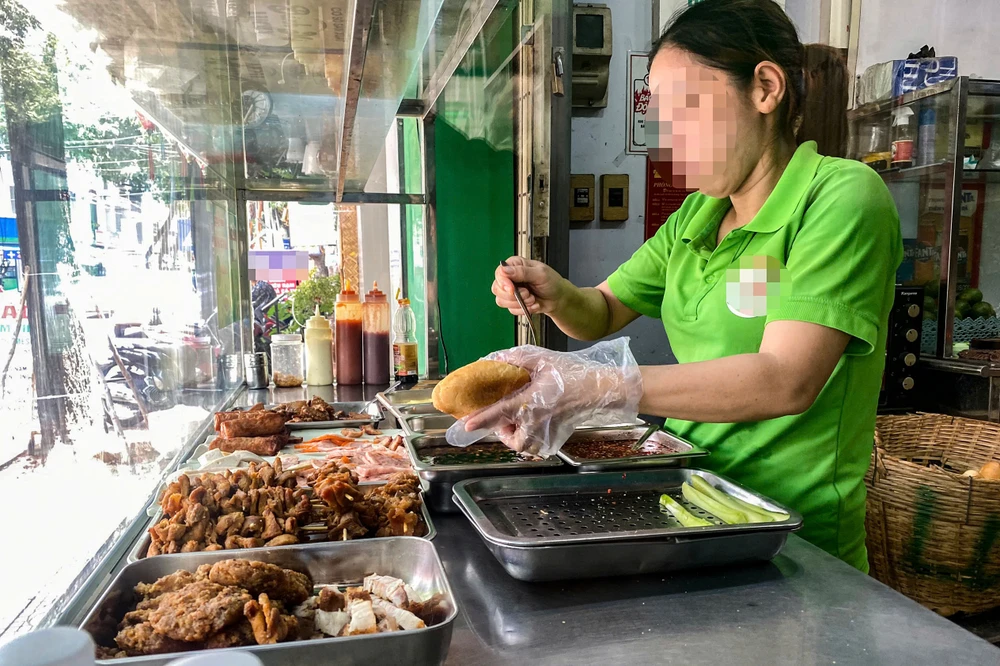 Các tiệm bán bánh mì ở Nha Trang đề nghị cơ quan chức năng sớm công bố chính thức kết quả xét nghiệm rau trong bánh mì có dư lượng thuốc bảo vệ thực vật. Ảnh: XH