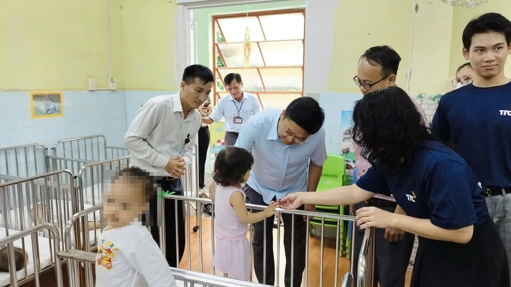 Ông Lê Văn Thinh cùng đại diện Tập đoàn TTC, đại diện y tế phường thăm hỏi các em...jpg