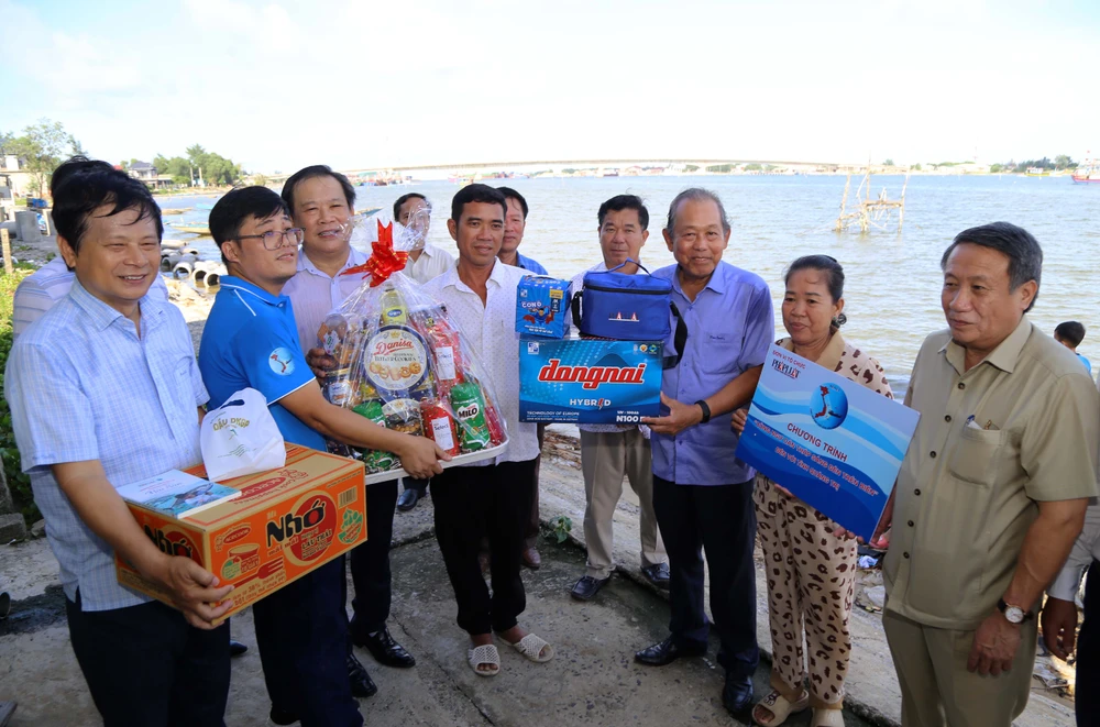 Cùng ngư dân thắp sáng đèn trên biển