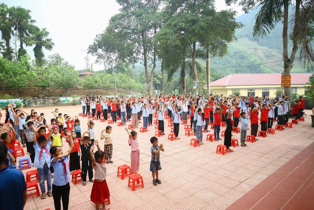 Học sinh Trường Tiểu học và THCS số 1 Phúc Khánh, xã Phúc Khánh, tỉnh Lào Cai, trong buổi tập duyệt cho lễ khai giảng năm học mới. Ảnh: PHI HÙNG