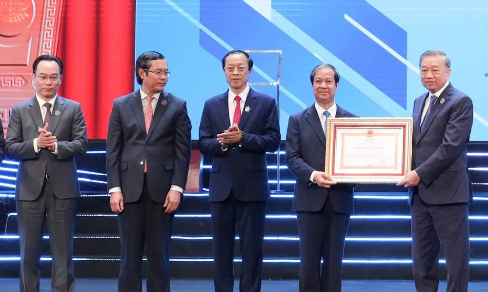 Bộ nhận huân chương.jpg